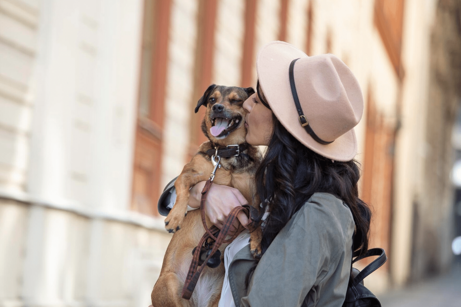 https://www.freepik.es/foto-gratis/mujer-atractiva-joven-jugando-su-perro-concepto-personas-estilo-vida-calle-ciudad-mujer-belleza-su-perro-jugando-al-aire-libre_27156556.htm#fromView=search&page=1&position=14&uuid=446fee3e-a7af-404a-9a1b-0ad50214f2d4&query=Viajando+con+mascotas+internacionalmente